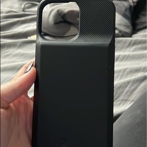 this is a black iphone 12 pro max charging phone case!